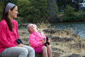 Mère et fille profitant de la nature