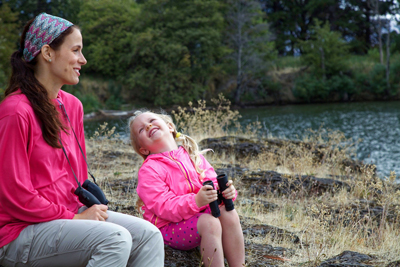 Mère et fille profitant de la nature