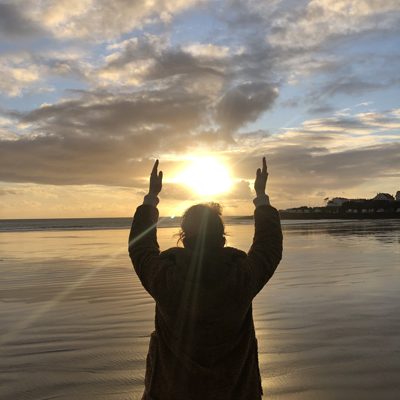 Séance son magnétique sur la plage au coucher de soleil